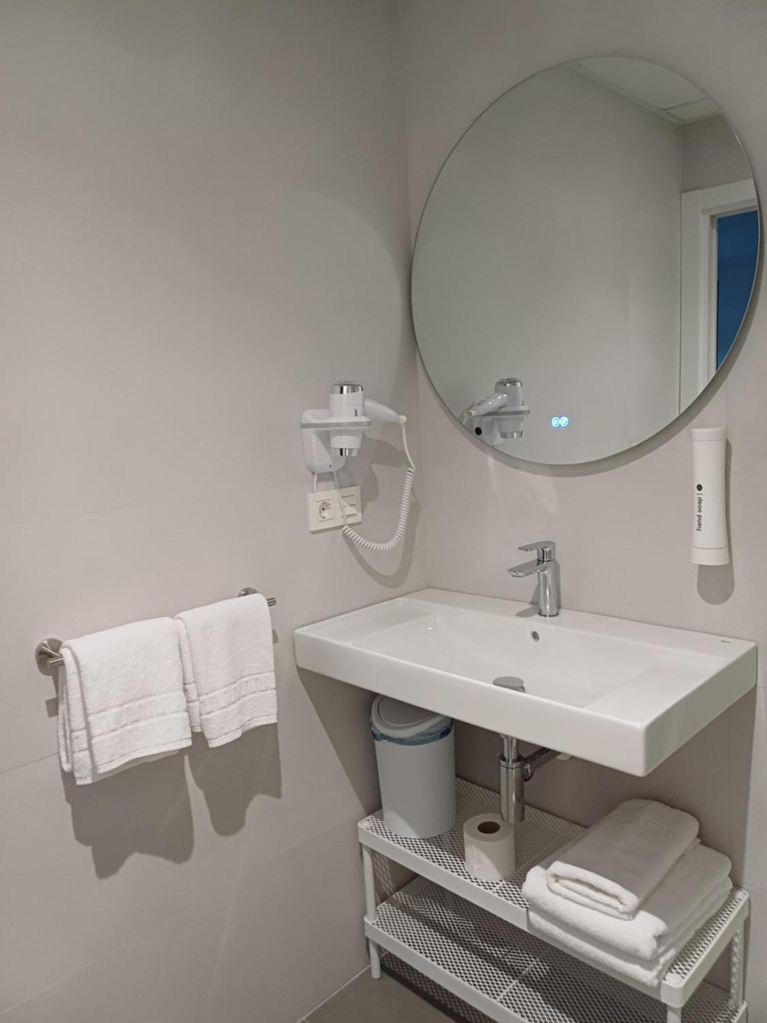 Apartamentos O Caneiro Portomarín Habitación foto